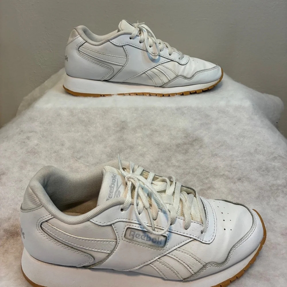 Reebok classic low-top, white leather athletic sneaker, Women’s Size 7.5